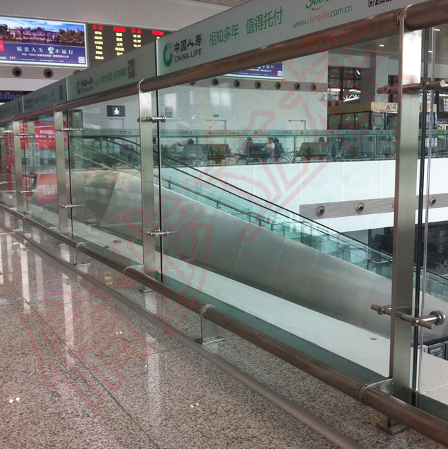 南京駅北広場は、プラットフォーム手すり支持柱として、信歩ステンレス鋼柱を採用している
