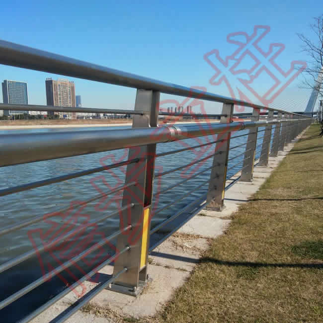 南通呂運河の河道欄干に応用されているノンステップステンレス橋梁支柱