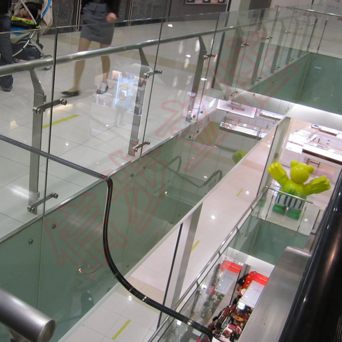 百貨店のガラス手すりを照らすためのノンステップステンレス支柱